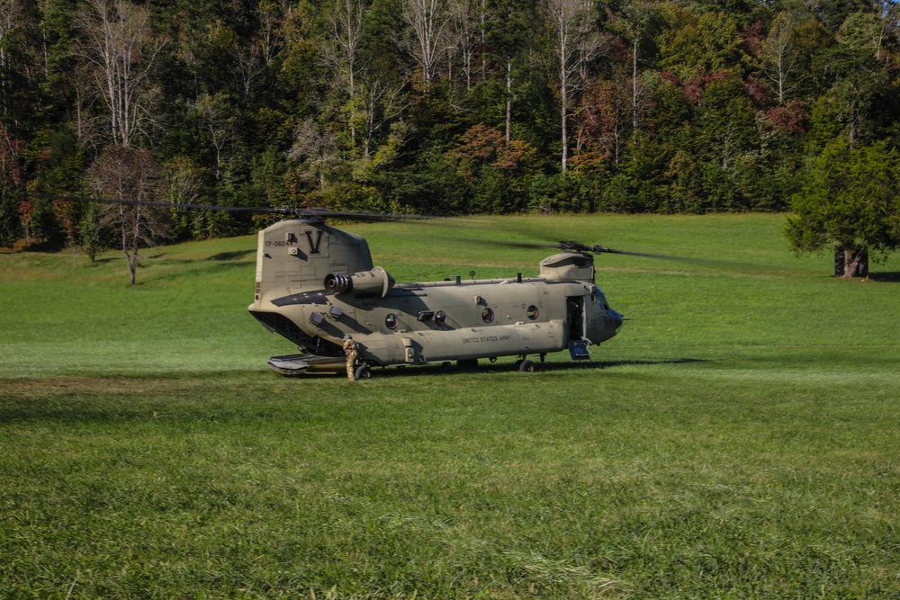 DVIDS Images A U S Army CH 47 Chinook Helicopter And Its Crew