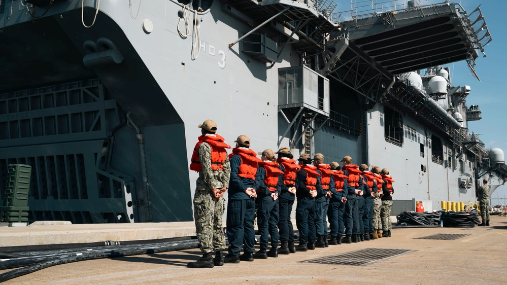 Dvids Images Uss Kearsarge Returns To Naval Station Norfolk Image