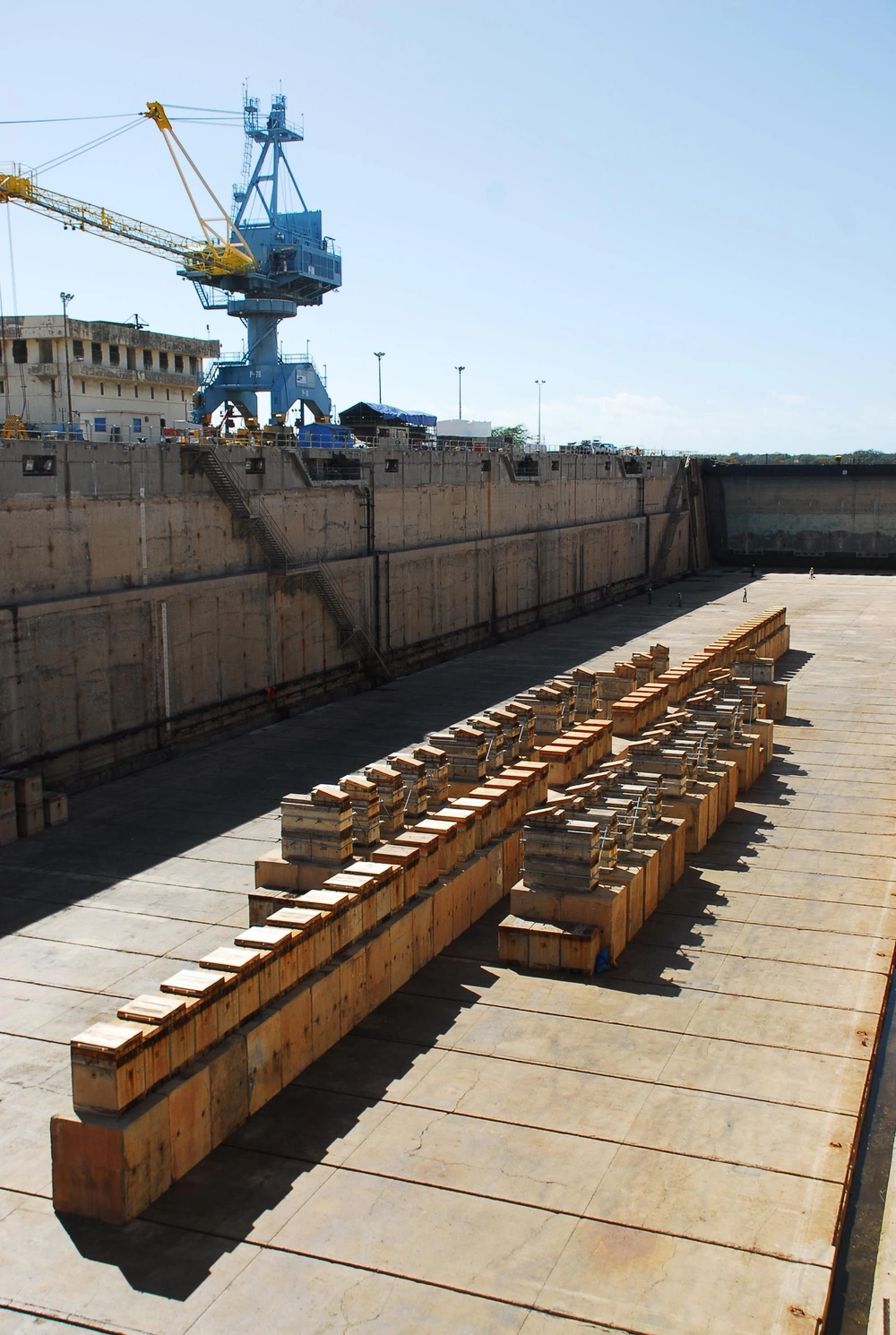 DVIDS - Images - USS Chosin enters dry dock at PHNSY [Image 2 of 6]