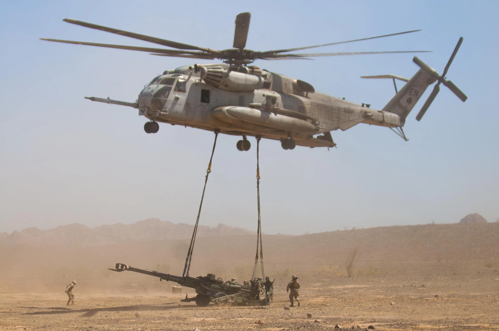 DVIDS - Images - M777 Howitzers get a lift from a CH-53