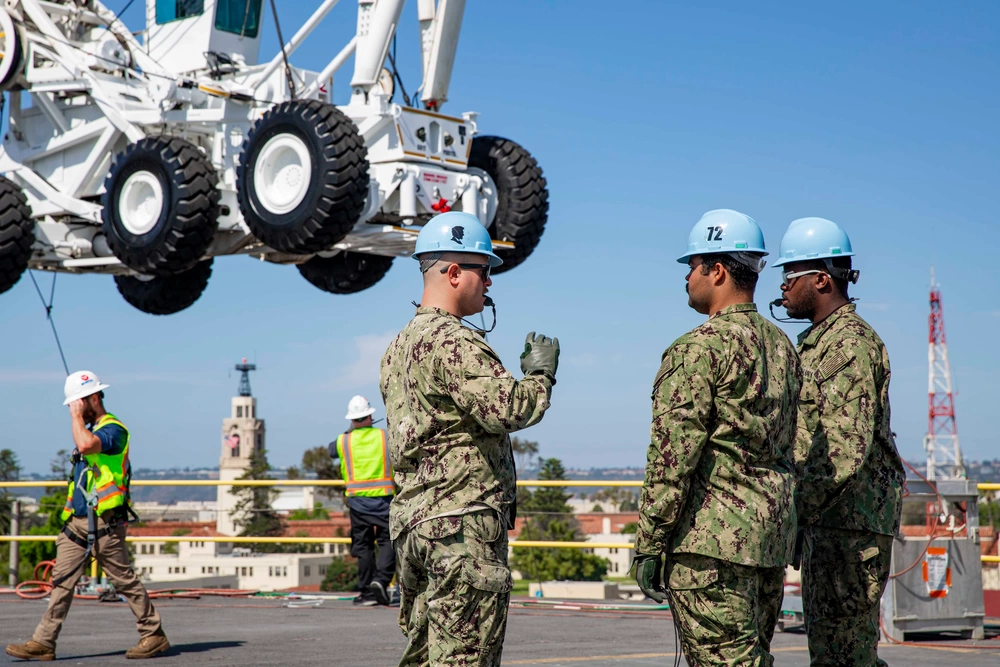 DVIDS - Images - Sailors onload the aircraft crash and salvage crane ...