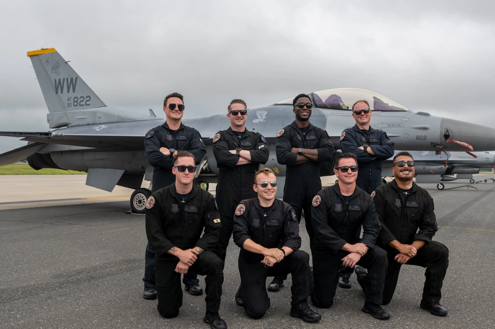 DVIDS - Images - PACAF F-16 Demo Team Performs for Hometown