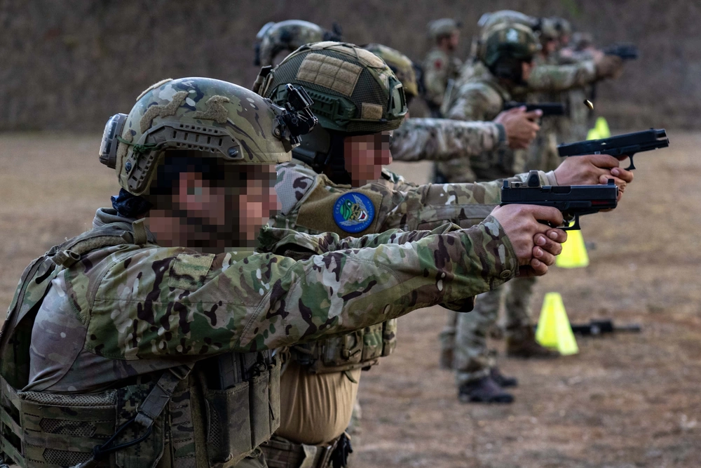 DVIDS - Images - NSW Conducts Weapons Training with Romanian Special ...