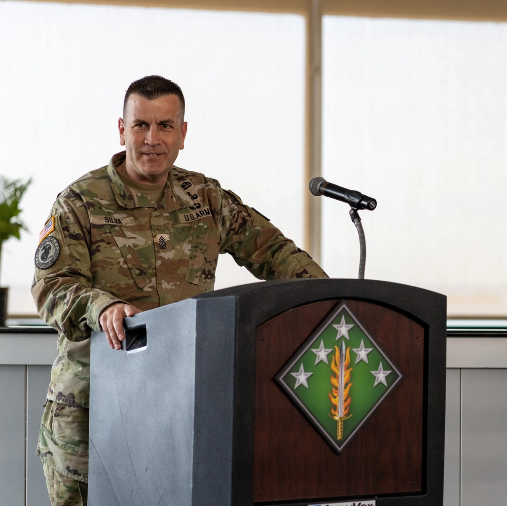 ミリタリー Walking U.S Army Sergeant COMMAND SERGEANT MAJOR EDWARD MITCHELL > Joint Base Langley