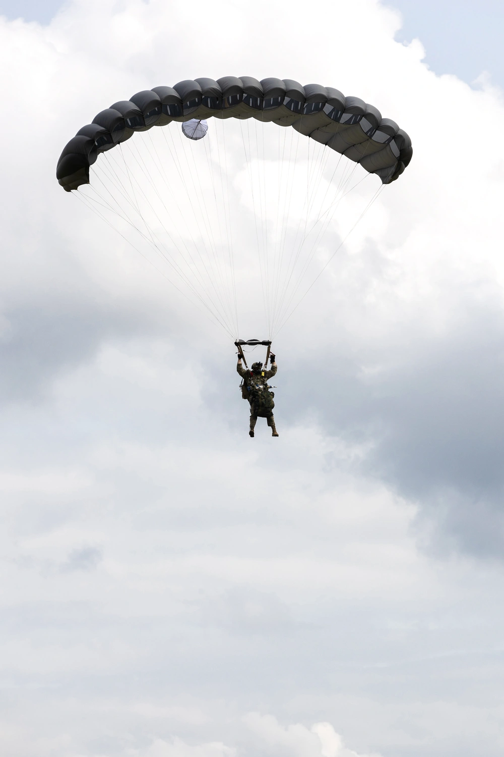 DVIDS - Images - U.S. Army Green Berets perform freefall airborne jump ...