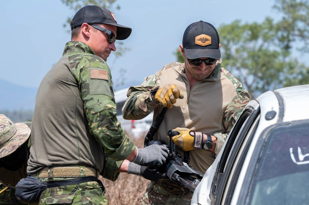 DVIDS - Images - U.S. Air Force pararescuemen teach and demonstrate ...