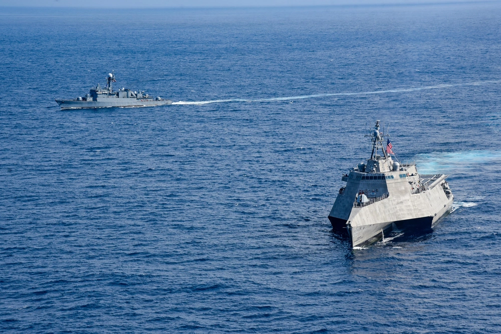 DVIDS - Images - USS Kingsville (LCS 36) Sails Alongside Colombian Navy ...