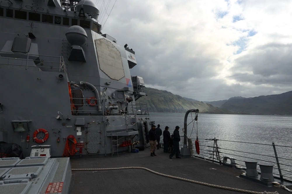 USS Sterett (DDG 104) Enters Dutch Harbor, Alaska