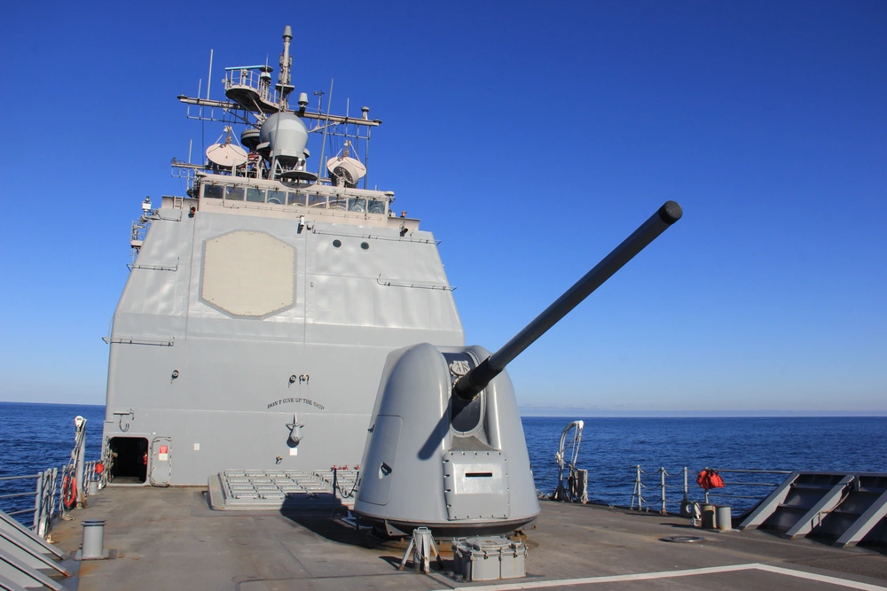 リアル DVIDS - Images - USS Lake Erie (CG 70) operates in the 個人装備