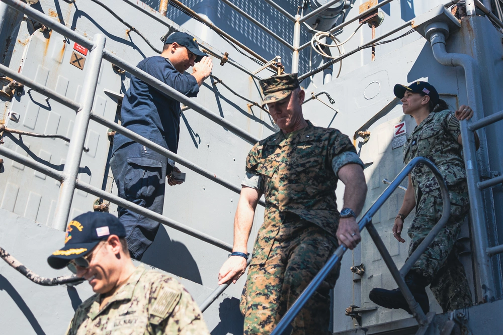 DVIDS Images Task Force 61/2 command visits the USS Oak Hill [Image 17 of 20]