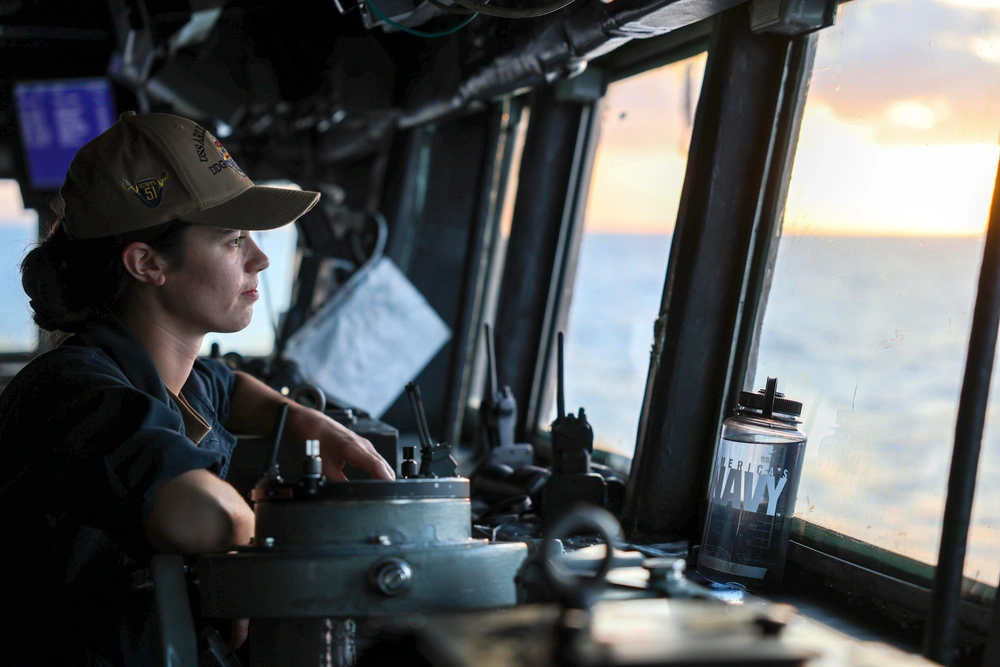 DVIDS - Images - USS Arleigh Burke Bridge Watch [Image 6 of 8]