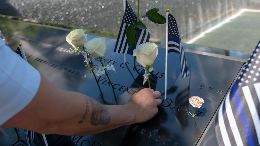 Dvids Images Coast Guard Members Lay Flowers During Observance