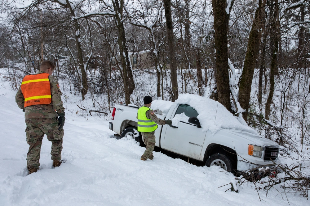 DVIDS - Images - Arkansas Guardsmen provide support in winter weather ...