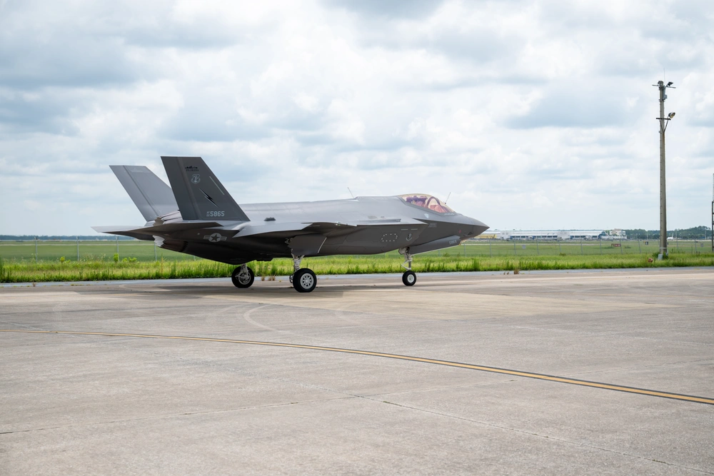 DVIDS Images Lightning Strikes - 1000w Q95 