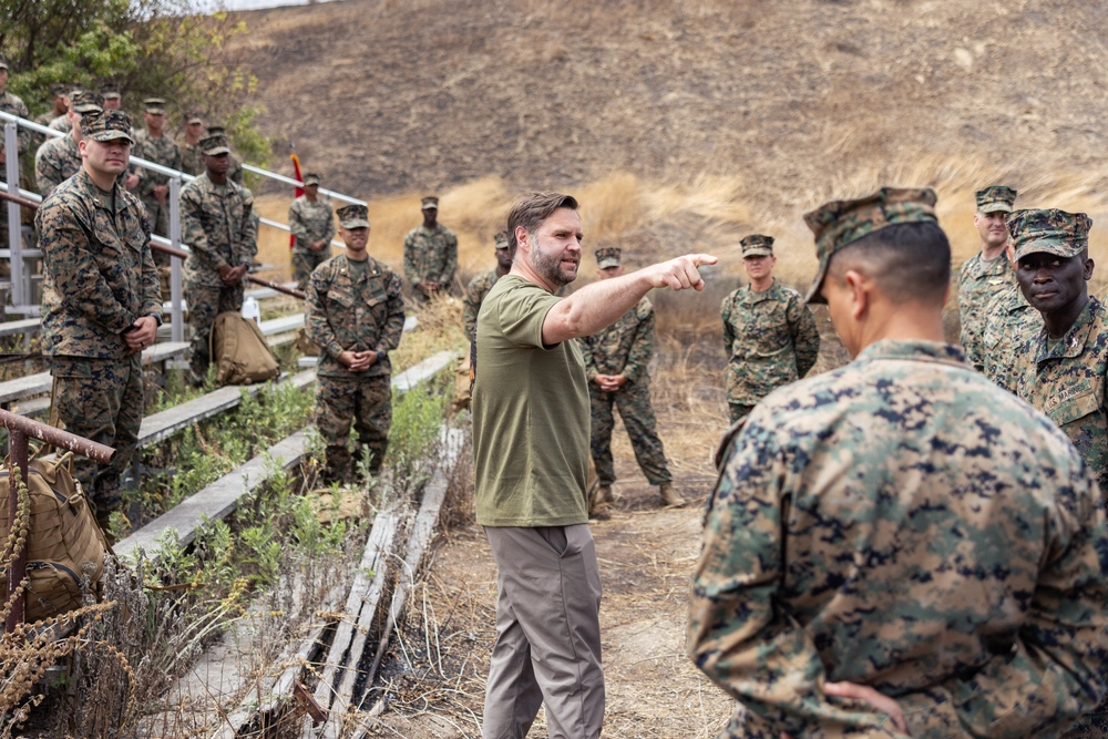 DVIDS - Images - VPOTUS hikes with HQSPT Bn. [Image 4 of 9]