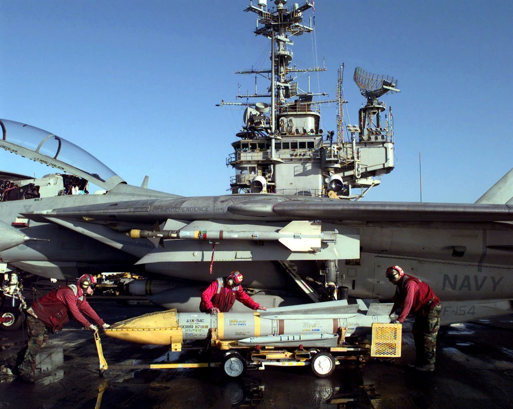 全長58センチ us air force トラッフー DVIDS - Images - Sailors prepare to load an AIM-54C Phoenix