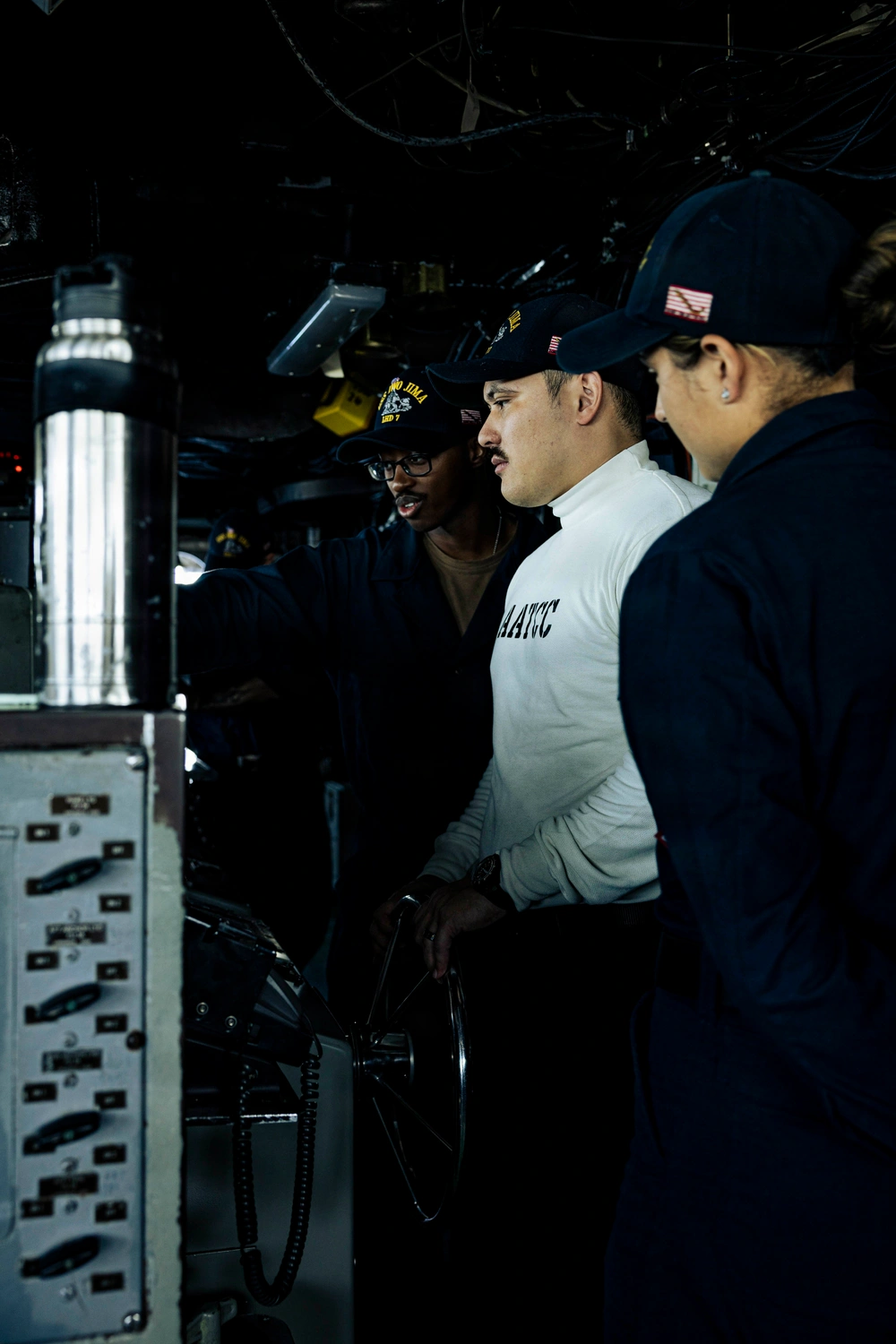 DVIDS - Images - USS Iwo Jima Watchstanders on the Bridge [Image 1 of 5]