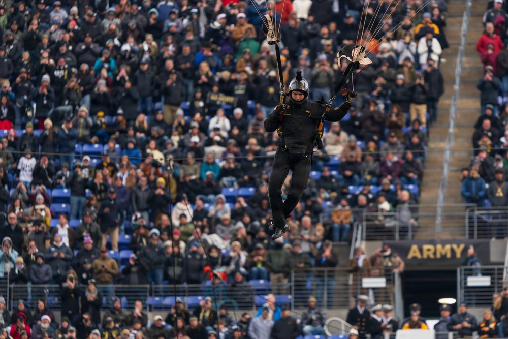 DVIDS - Images - U.S. Army Golden Knights drop in to 2025 Army Navy ...