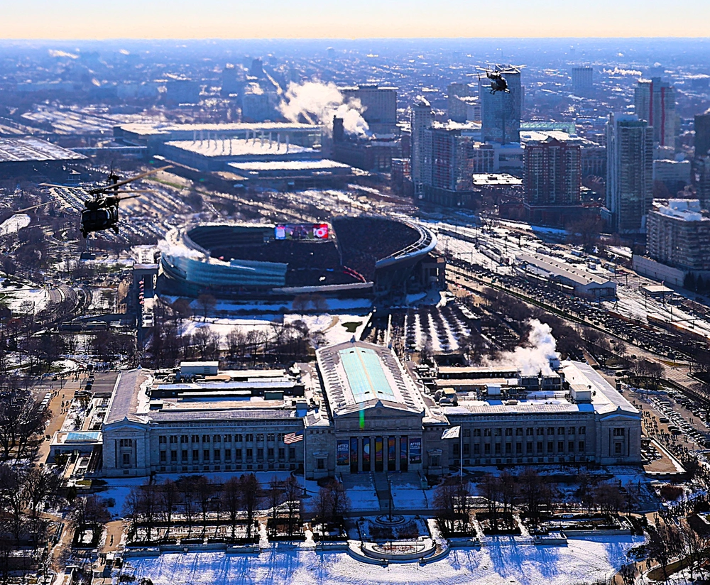 DVIDS - Images - Chicago Bears Flyover: ‘Time on Target’ Helps Soldiers ...