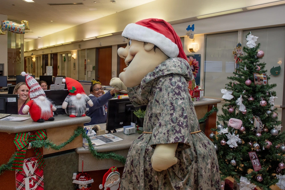 San Diego Padres visit NMCSD for the holidays