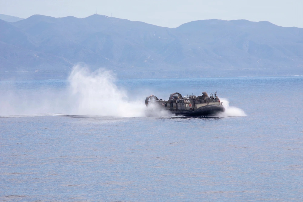 DVIDS - Images - Makin Island Conducts LCAC Recovery Drill [Image 6 of 16]
