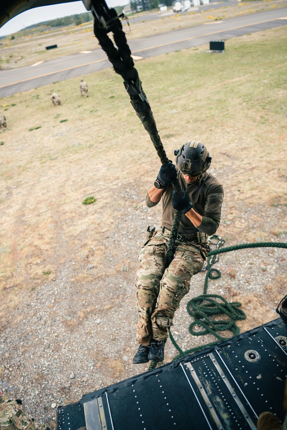 DVIDS - Images - 1SFG(A) Green Berets conduct fast rope insertion ...