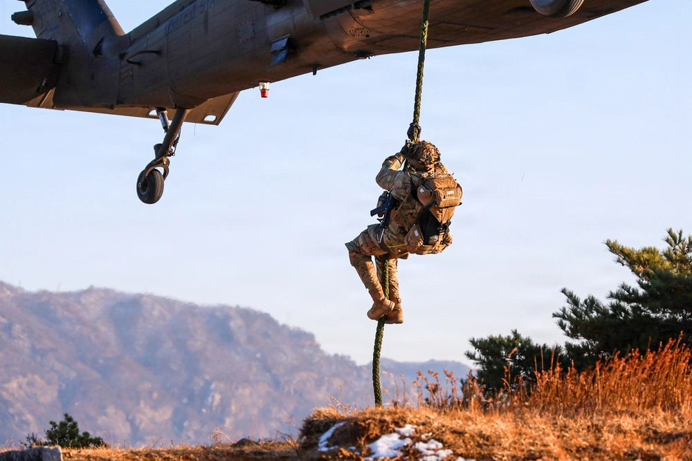 DVIDS - Images - 2-2 AHB Conducts Joint Fast-Rope Air Assault Training ...
