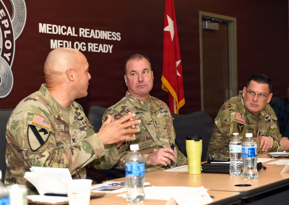 DVIDS - Images - Col. Maxwell briefs Maj. Gen. Turinetti [Image 3 of 4]