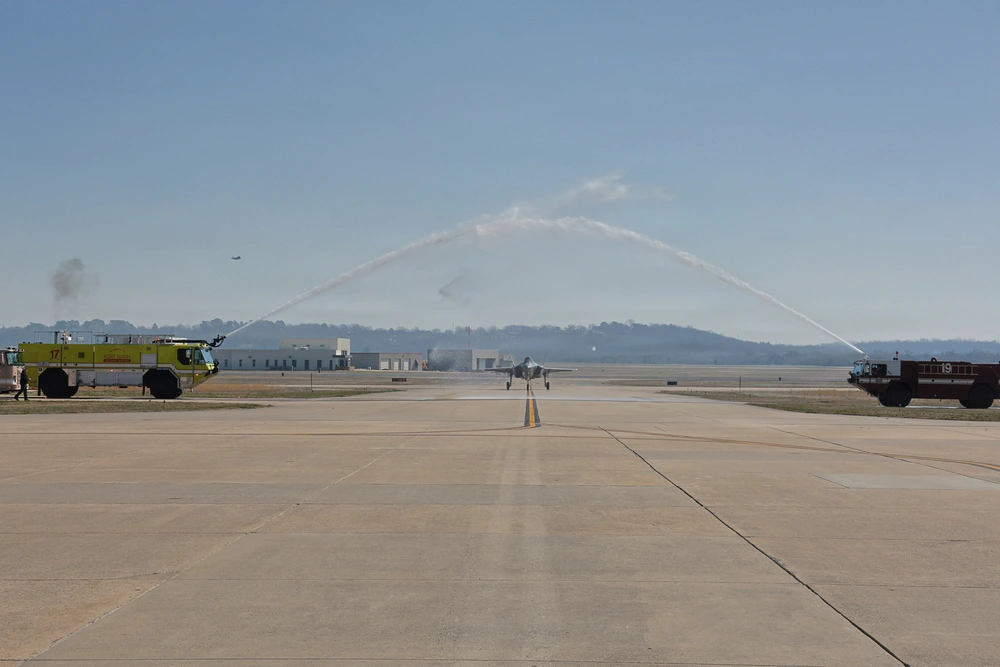 DVIDS - Images - Col. Spohn's Fini Flight [Image 2 of 5]