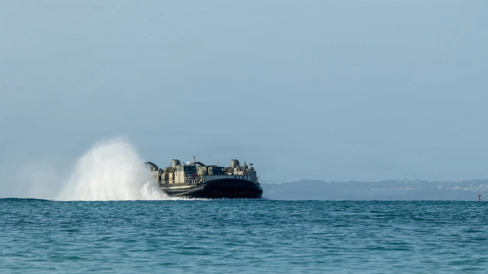 DVIDS - Images - JMSDF LCAC Landings at Kin Blue Training Area [Image 1 ...