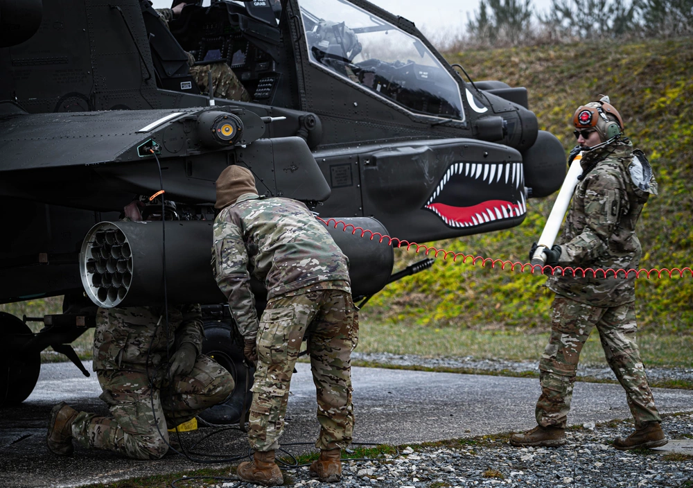 DVIDS - Images - 12th CAB Soldiers refuel and rearm Apaches during ...