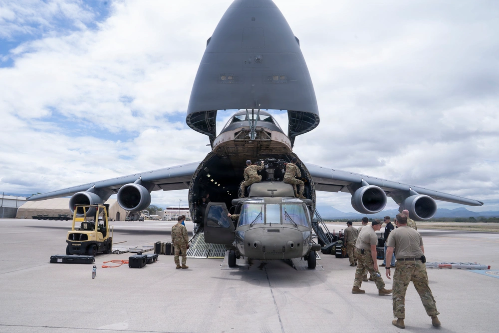 DVIDS - Images - Joint Task Force-Bravo Transitions to UH-60M with Help ...