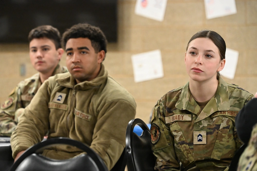 DVIDS - Images - ISU Air Force ROTC cadets visit 185th ARW [Image 1 of 5]