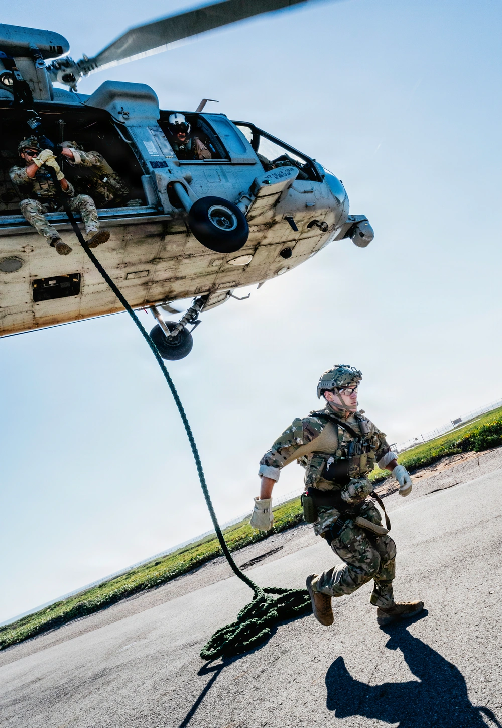 DVIDS - Images - Technicians Practice Daytime Fast-Roping Techniques ...