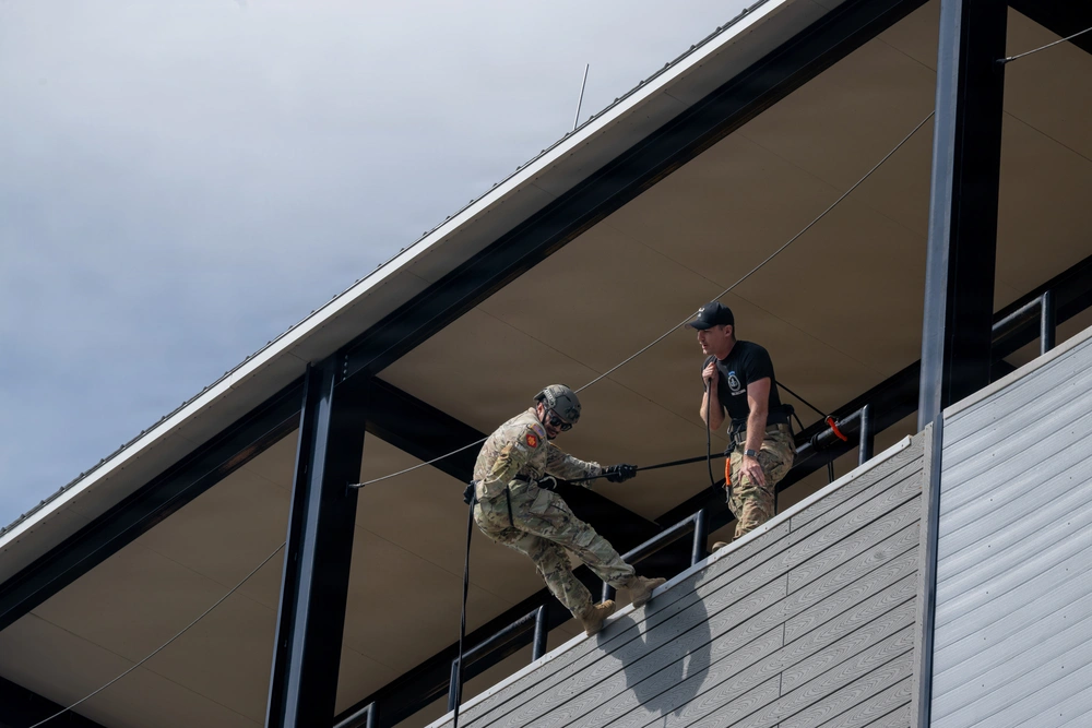 DVIDS - Images - 23d CABS Airmen Graduate Air Assault School [Image 4 of 8]