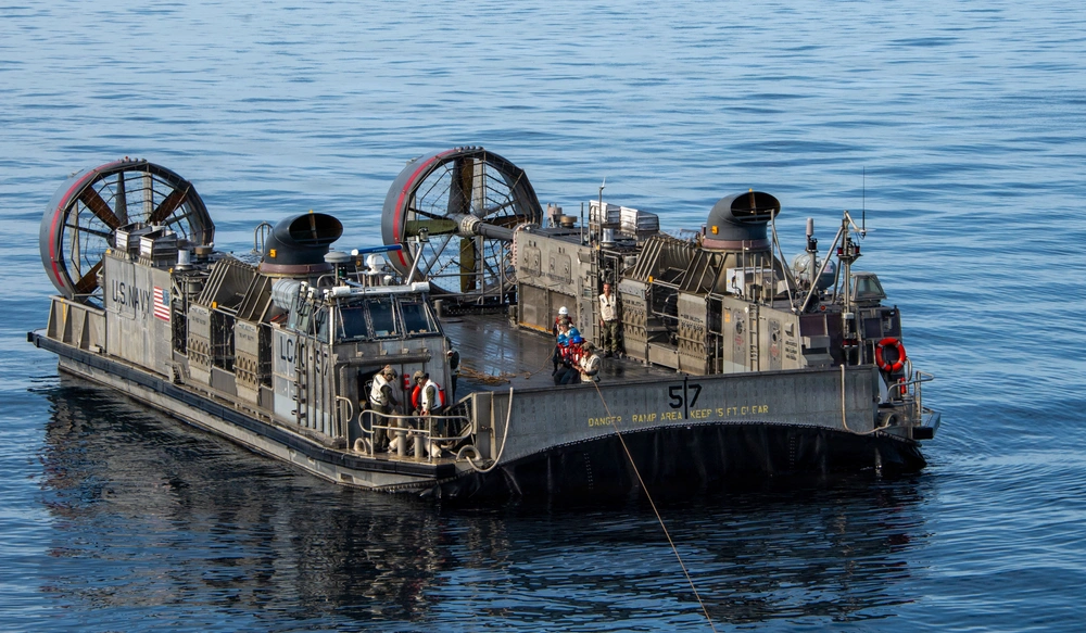 DVIDS - Images - USS Essex Conducts an LCAC Emergency Recovery ...