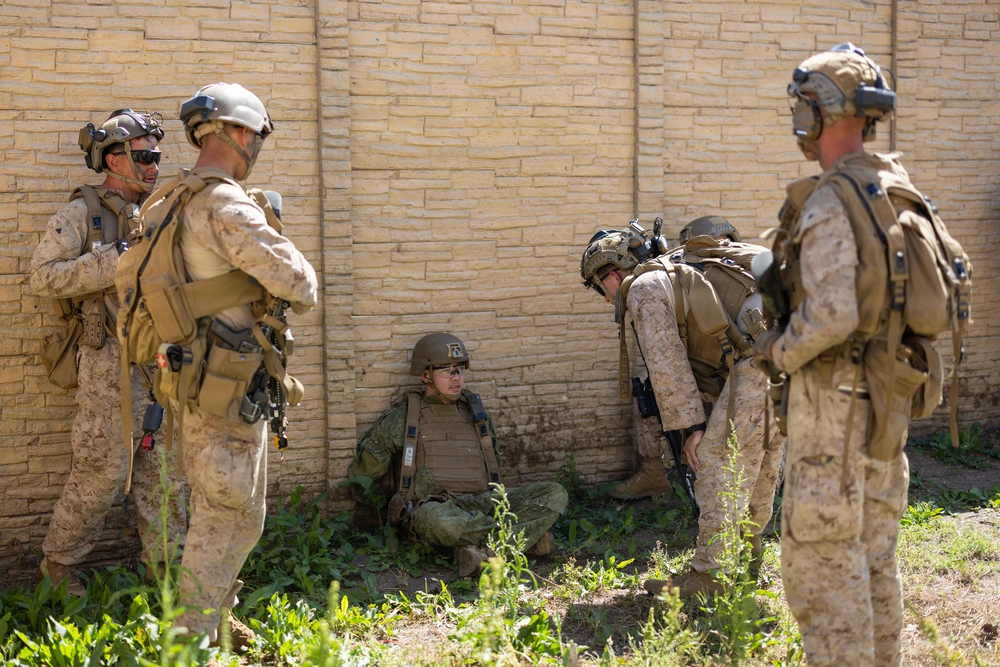 DVIDS - Images - 13th MEU Marines conduct a Vertical Assault Raid ...