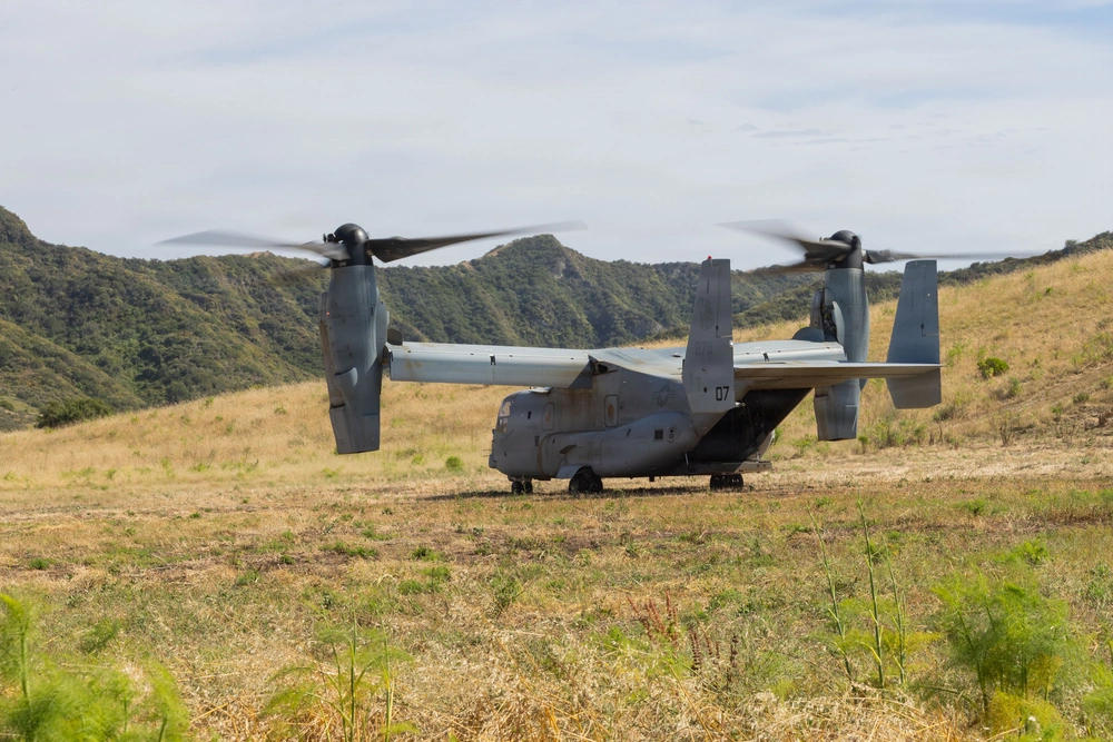 DVIDS - Images - 13th MEU Marines conduct a Vertical Assault Raid ...