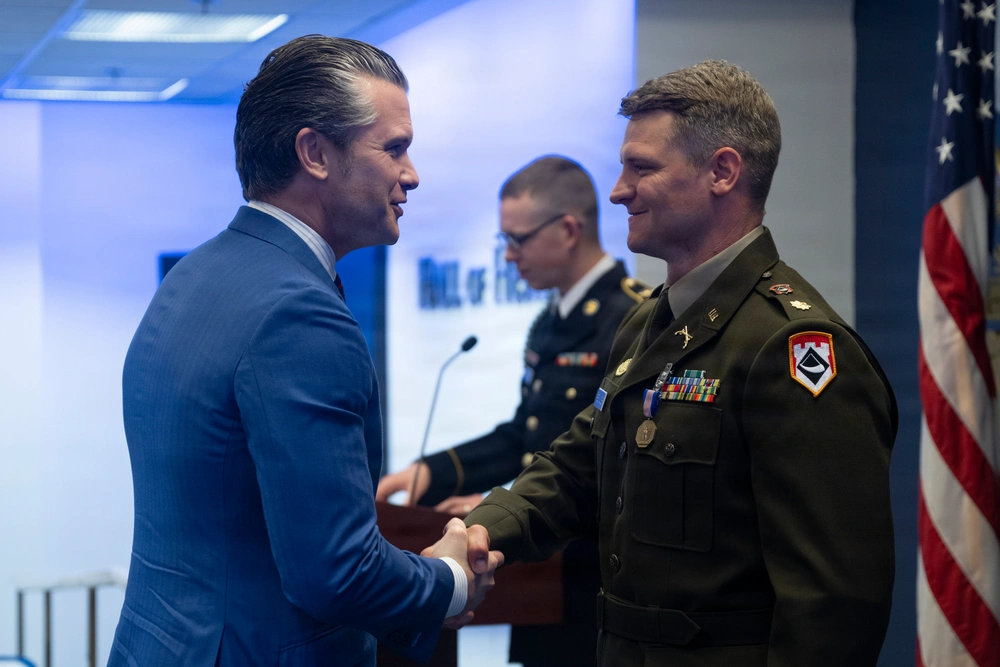 DVIDS - Images - SECWAR Presents Medals [Image 2 of 4]