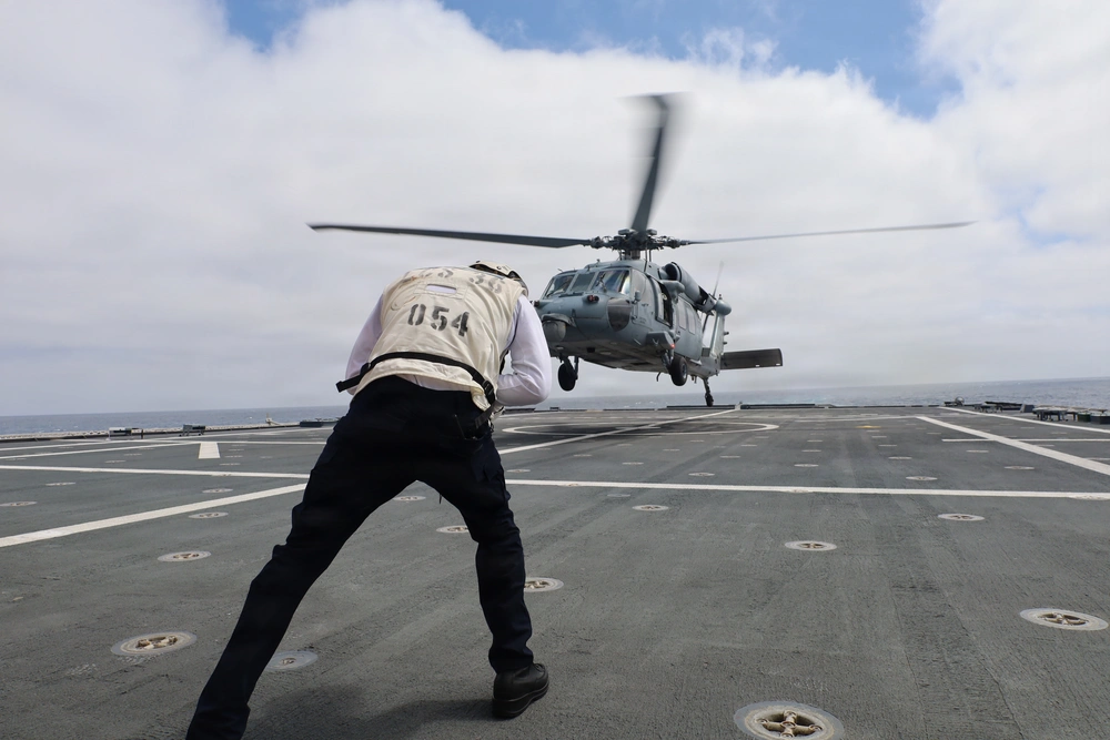 DVIDS - Images - Aviation Boatswain's Mate Guides MH-60 Seahawk ...