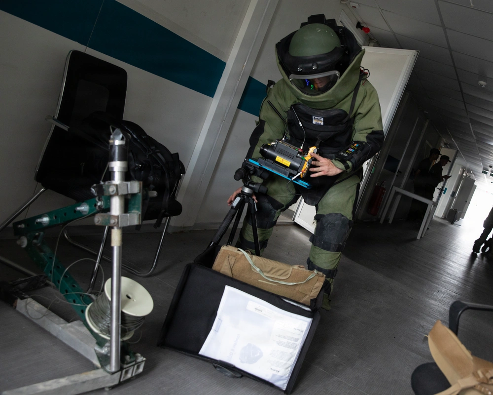 DVIDS - Images - KFOR RC-E EOD Soldiers conduct counter IED training at ...