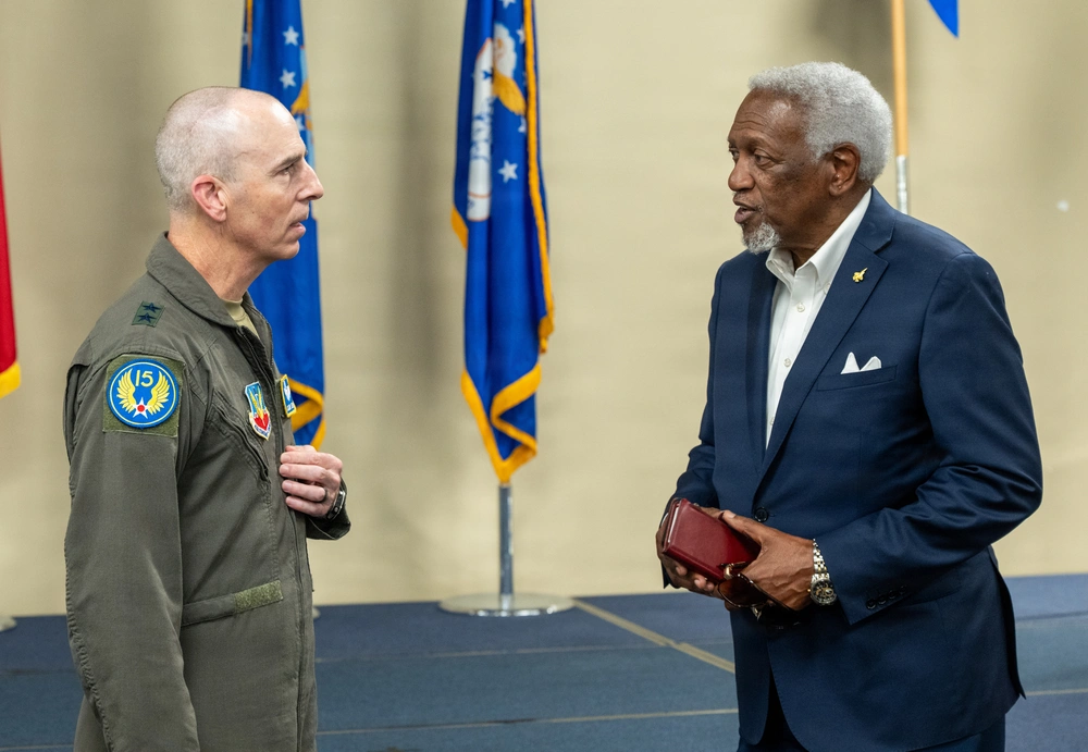 DVIDS - Images - 15th Air Force Commander Visits Ebbing [Image 1 of 2]