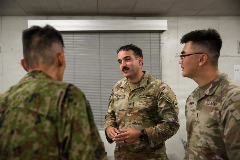 DVIDS - Images - Japanese and U.S. Service Members Discuss Operations ...