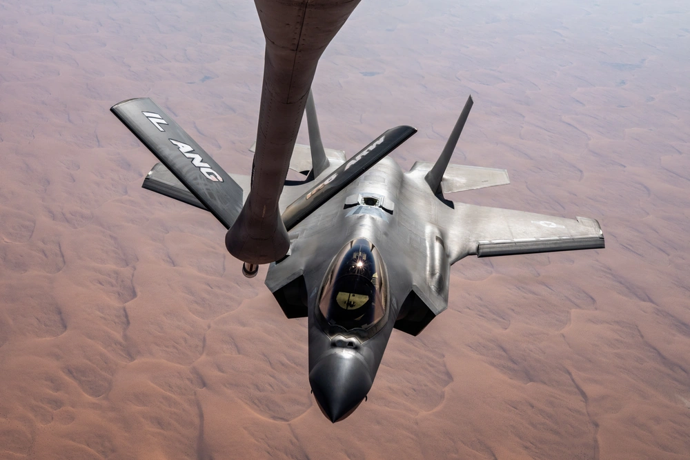 DVIDS - Images - KC-135 refuels F-35s for theater security [Image 8 of 10]