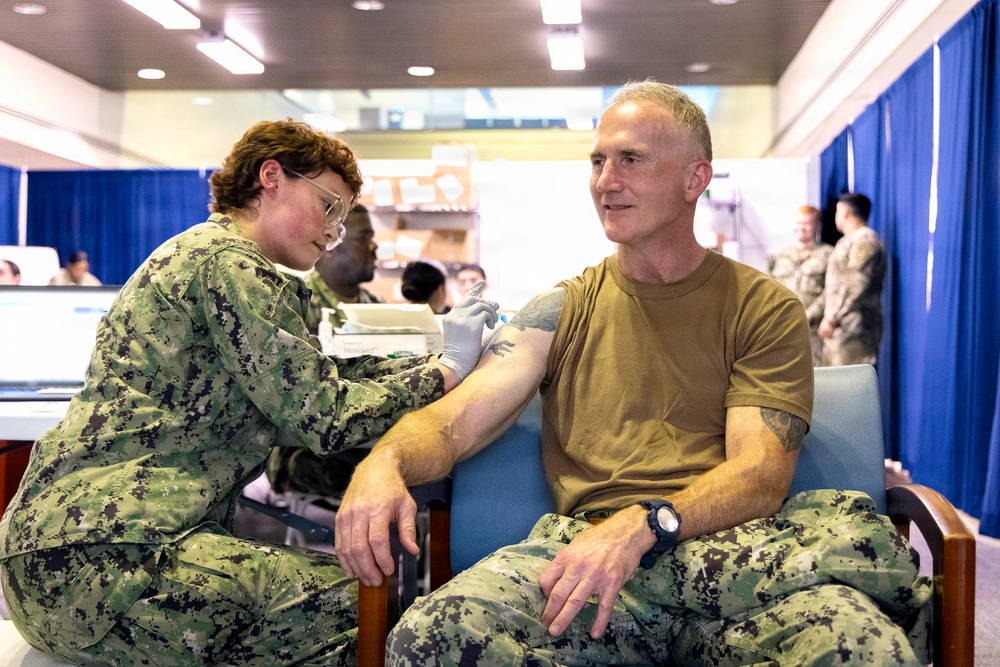 DVIDS - Images - Walter Reed Leadership Get Flu Shot [Image 1 of 2]
