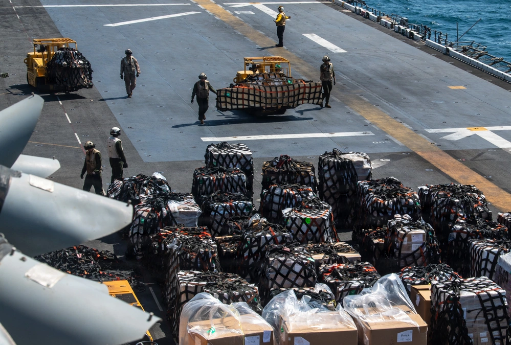 DVIDS - Images - USS Boxer, USNS Alan Shepard Conduct VERTREP