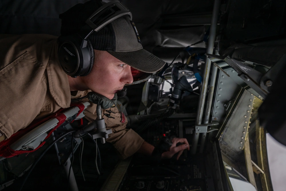 DVIDS - Images - KC-135 refuels F-16s for theater security [Image 3 of 11]